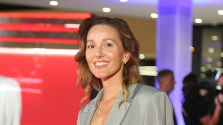 Jelena Đoković nosi baš odličnu minicu uz koju savršeno idu bijele natikače