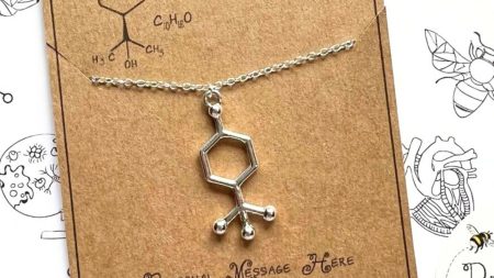 Ogrlica u obliku molekule džina možda je i najoriginalniji poklon koji smo vidjeli