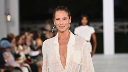 Christy Turlington s 55 godina prošetala modnom pistom i sve podsjetila zašto je legenda