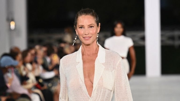 Christy Turlington s 55 godina prošetala modnom pistom i sve podsjetila zašto je legenda