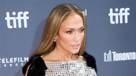 J.Lo zablistala u odvažnoj haljini, ali neki hejteri uporno tvrde da je prestara za nju