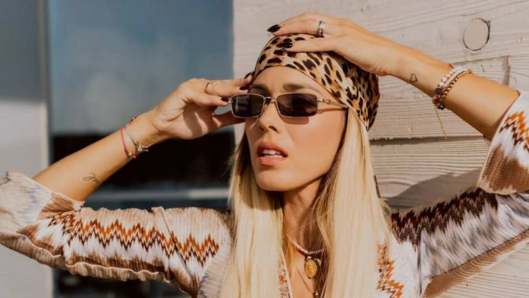 Uska haljina koja osvaja krojem i uzorkom, a robusne sandale voli i više od štikli Uska haljina koja osvaja krojem i uzorkom, a robusne sandale voli i više od štikli