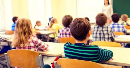 Školsko zvono označilo početak nastave, tisuće učenika od danas u klupama, dio kreće za tjedan dana. Učenika u BiH sve manje….