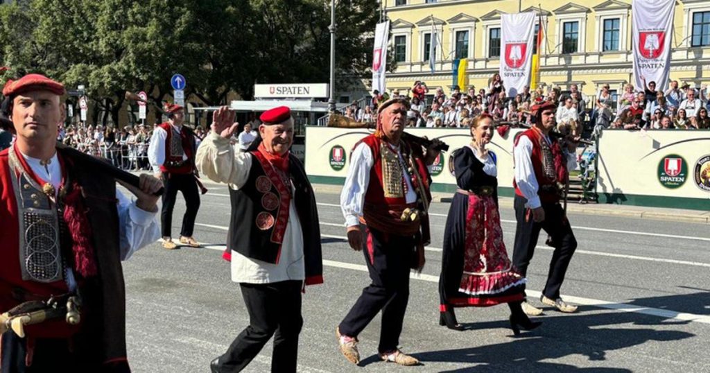 FOTO/VIDEO Na svečanom mimohodu u Münchenu Viteško alkarsko društvo iz Sinja, Kulturno umjetničko društvo Posavina i Karlovačka građanska garda