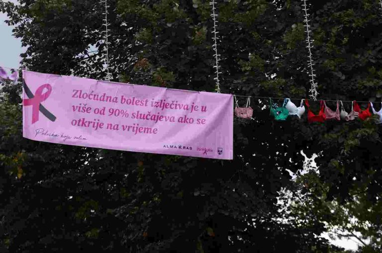 Emotivna postavka na Vilsonovom šetalištu – simbol podrške Emotivna postavka na Vilsonovom šetalištu – simbol podrške