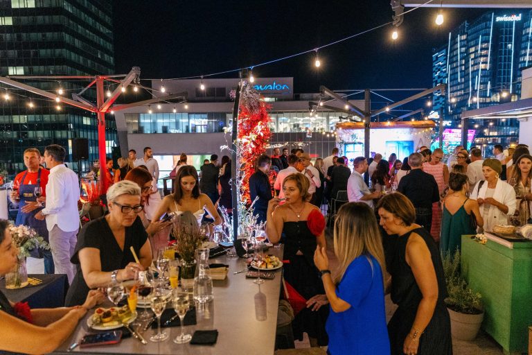 Rođendanska zabava na terasi gastro marketa Crvena jabuka Rođendanska zabava na terasi gastro marketa Crvena jabuka