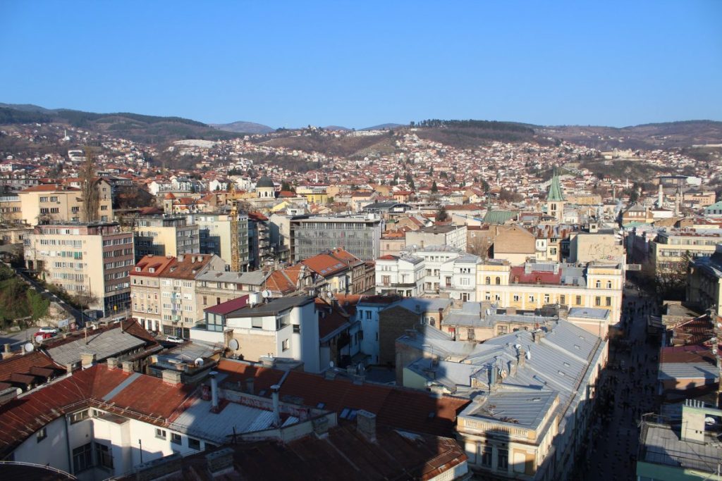 Sarajevske bizarnosti: Žena tražila da se ukloni drvo jer joj je smetalo zbog kamere kojom je nadgledala automobil