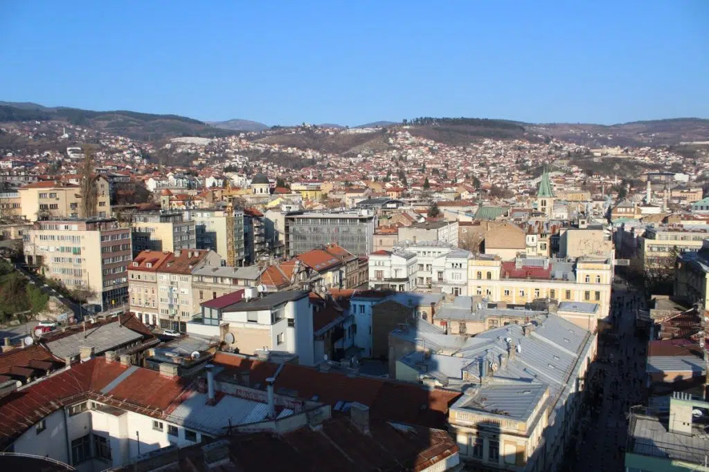 Sarajevske bizarnosti: Žena tražila da se ukloni drvo jer joj je smetalo zbog kamere kojom je nadgledala automobil