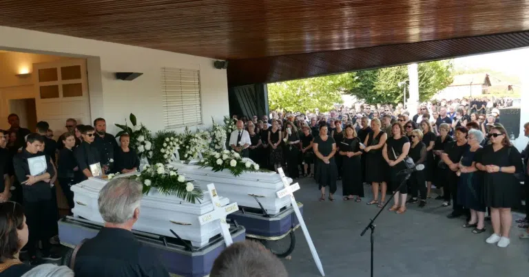 Na vječni počinak ispraćeni mladić i djevojka koji su se utopili u Ramskom jezeru: Nitko nije mogao sakriti suze! Na vječni počinak ispraćeni mladić i djevojka koji su se utopili u Ramskom jezeru: Nitko nije mogao sakriti suze!