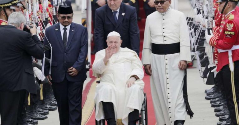 Papa Franjo doputovao u Indoneziju: Katolika je manje od tri posto Papa Franjo doputovao u Indoneziju: Katolika je manje od tri posto