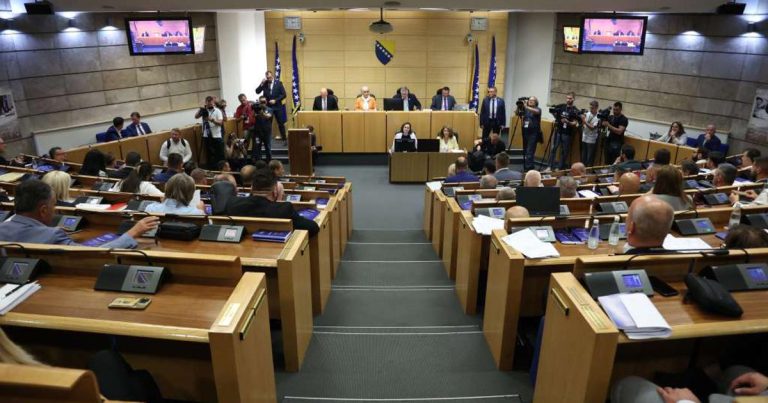 Vlada FBiH povukla zakone o MUP-u i policijskim službenicima Vlada FBiH povukla zakone o MUP-u i policijskim službenicima