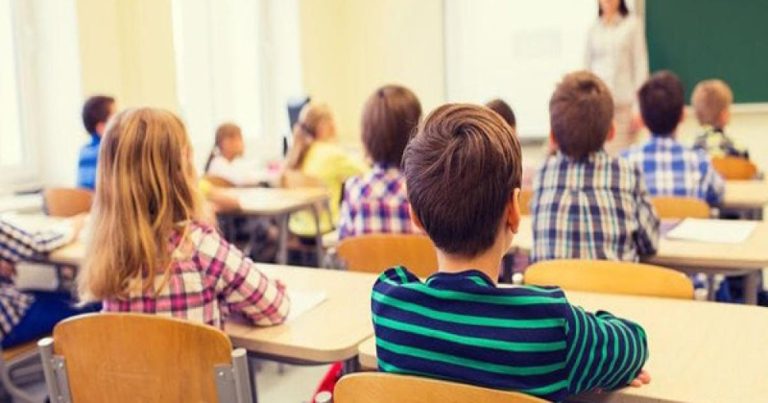 Odgađaju upise u školu djece, stručnjaci savjetuju više čitanja knjiga s djecom i manje ekrana