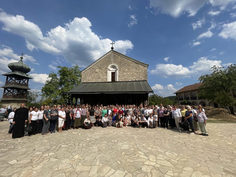 300 žena SNSD-a na hodočašću u manastire