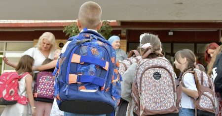 Učenici osnovnih i srednjih škola vratili se u klupe