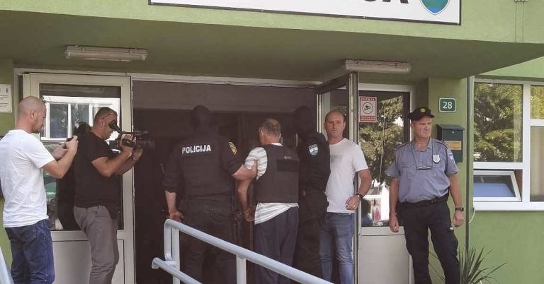 Nakon 13 dana provedenih u bolnici, ubica Mehemed Vukalić predat u nadležnost policije u Sanskom Mostu Nakon 13 dana provedenih u bolnici, ubica Mehemed Vukalić predat u nadležnost policije u Sanskom Mostu