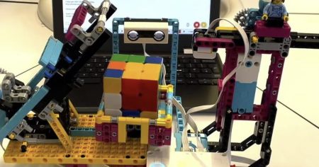 Tinejdžer napravio robota za rješavanje Rubikove kocke