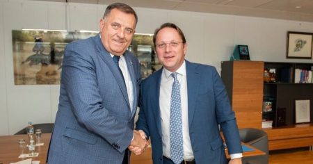 Za Oliverom Varhelyijem će plakati samo Milorad Dodik, kao komesar mu je bio ruka spasa