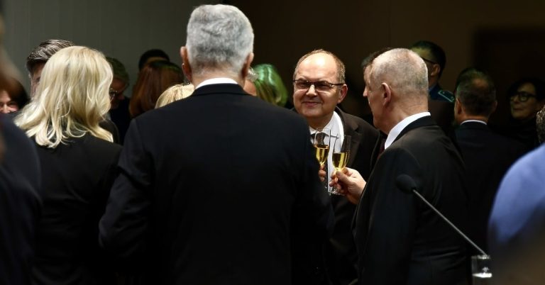 Kako je Schmidt nabacio Dodiku na volej: Ide na sud u Strazbur, a izbjegava Sud BiH Kako je Schmidt nabacio Dodiku na volej: Ide na sud u Strazbur, a izbjegava Sud BiH