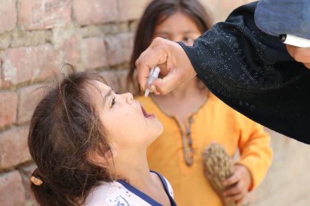 Zdravstveni radnici koji se bore protiv dječje paralize u Pakistanu, od vrata do vrata Eksterna veza Ovaj članak će se otvoriti u novom prozoru preglednika