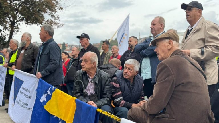 Logoraši najavljuju nove masovne proteste dok se ne usvoji zakon o njihovim pravima Logoraši najavljuju nove masovne proteste dok se ne usvoji zakon o njihovim pravima