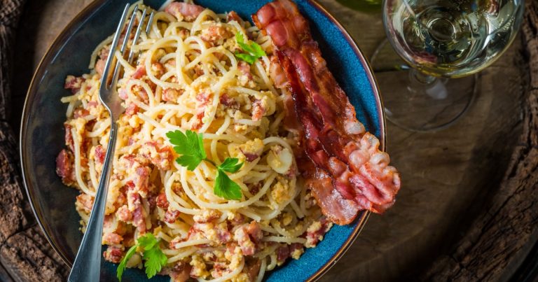 Špageti sa dimljenom slaninom Špageti sa dimljenom slaninom