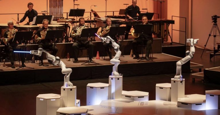 Robotski dirigent s tri ruke predvodio nastup njemačkog orkestra Robotski dirigent s tri ruke predvodio nastup njemačkog orkestra