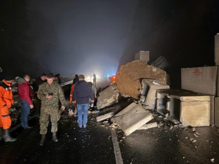 Na putu Olovo-Srednje zbog odrona se saobraća jednom trakom