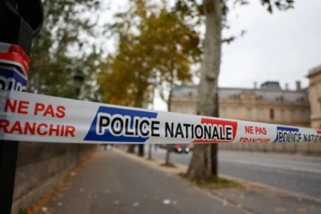 Francuska policija privela posljednjeg osumnjičenog za krađu dragulja iz muzeja Louvre Francuska policija privela posljednjeg osumnjičenog za krađu dragulja iz muzeja Louvre