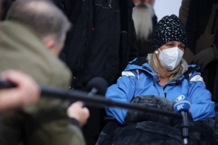 Dijana Hrka obustavila štrajk glađu, kaže da ostaje ispred Skupštine Srbije