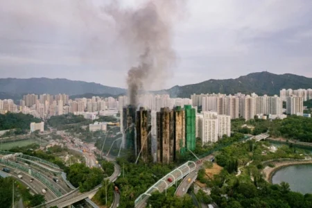 Broj poginulih u požaru u Hong Kongu porastao na 55, spasioci i dalje tragaju za preživjelima