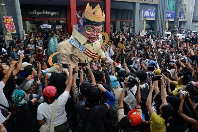 Veliki protesti u Manili zbog korupcije u upravljanju poplavama Veliki protesti u Manili zbog korupcije u upravljanju poplavama