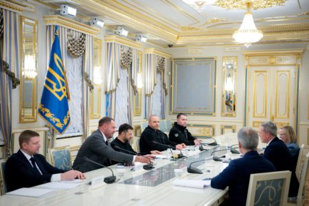 Tajni pregovori u Abu Dhabiju: SAD i Rusija traže put do mira dok rakete razaraju Kijev