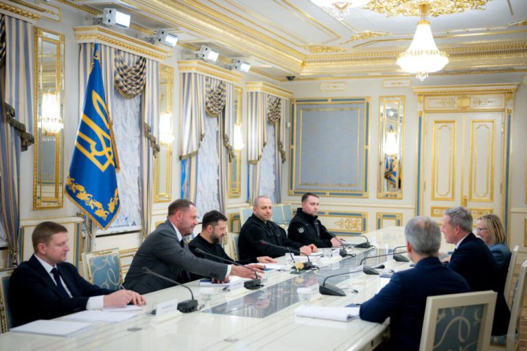 Tajni pregovori u Abu Dhabiju: SAD i Rusija traže put do mira dok rakete razaraju Kijev