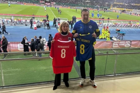 Ministar Konaković i ministrica Beate Meinl-Reisinger na utakmici između Austrije i BiH