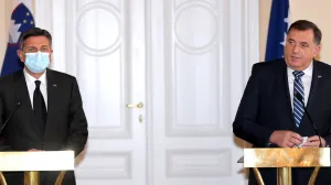 Šta je ovo? – Poznati političar i prijatelj BiH uhvaćen u krevetu sa (polu)golom plavušom