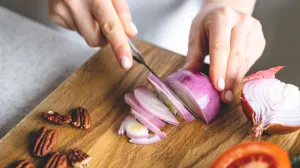 Opasnost iz kuhinje: Šta plastične daske ostavljaju na našoj hrani?