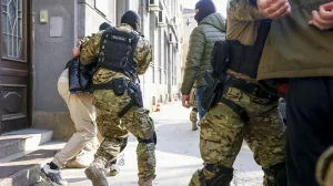 (VIDEO) Drama ispred Palate RS u Banjoj Luci: Zaskočio pa davio policajca