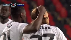 (VIDEO) Jedan od najbizarnijih golova godine: Dok se igrači tuku, Boateng pogađa praznu mrežu