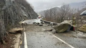 Vozači, oprez: Kolovoz vlažan i klizav, učestali odroni, u toku i brojni radovi
