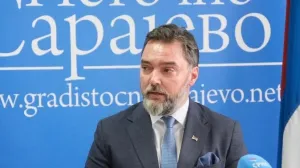 Skandalozan potez: Košarac poslao nacistički šljem Schmidtu – Tvoji preci ubijali su Srbe