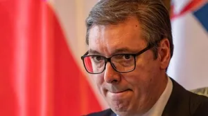 Vučić se pogubio? – Prvo kišobran, sada stativ od kamere… ili je ipak puška?