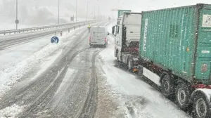(FOTO i VIDEO) Obustavljen saobraćaj i na dionici Sarajevo – Trnovo, vozači negoduju: Niko ne čisti
