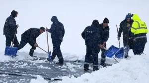(VIDEO) Snijeg i dalje pravi velike probleme: Evo kako trenutno izgleda teren na Grbavici