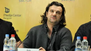 Osvanuo snimak hapšenja Ace Lukasa: Policija ga okružila dok su ga fanovi čekali