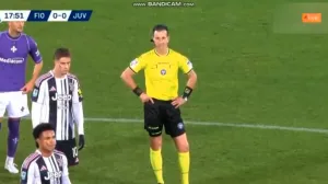 (VIDEO) Vlahović želio napustiti teren, pogledajte kako ga je sudija spriječio u tome