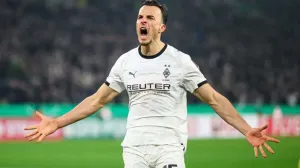 Bild: Haris Tabaković se kratko pomoli prije izlaska na teren, to mu je ritual za sreću