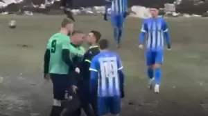 (VIDEO) Utrčao u teren i bacio zastavicu: Brza reakcija sudije Delića spasila život fudbaleru (VIDEO) Utrčao u teren i bacio zastavicu: Brza reakcija sudije Delića spasila život fudbaleru
