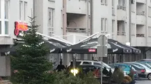 (FOTO) Požar u Tuzli: Vatra progutala kamione, vatrogasci spriječili katastrofu