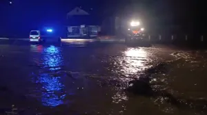 Haos na bh. cestama: Veliki odron i izlijevanje rijeke obustavili saobraćaj na dva putna pravca Haos na bh. cestama: Veliki odron i izlijevanje rijeke obustavili saobraćaj na dva putna pravca