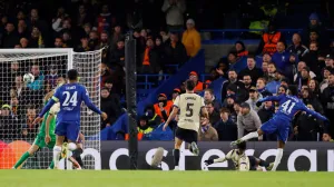 (VIDEO) Nakon VAR intervencije: Anthony Taylor isključio zvijezdu Chelseaja protiv Arsenala